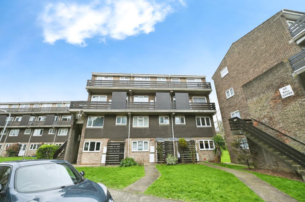 2 bedroom apartment for sale in Rise Park Parade, Romford, RM1