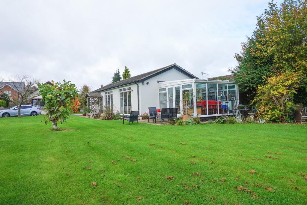 4 bedroom detached bungalow for sale in Bridge Street, Great Kimble, HP17