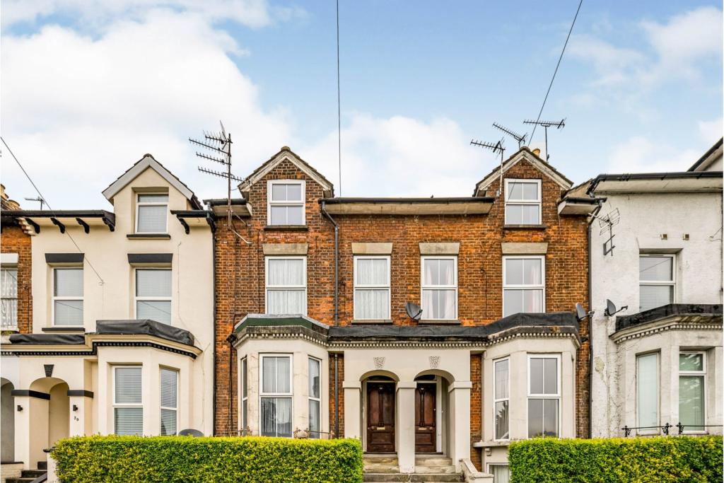 10 bedroom terraced house for sale in Tring Road, Aylesbury, HP20