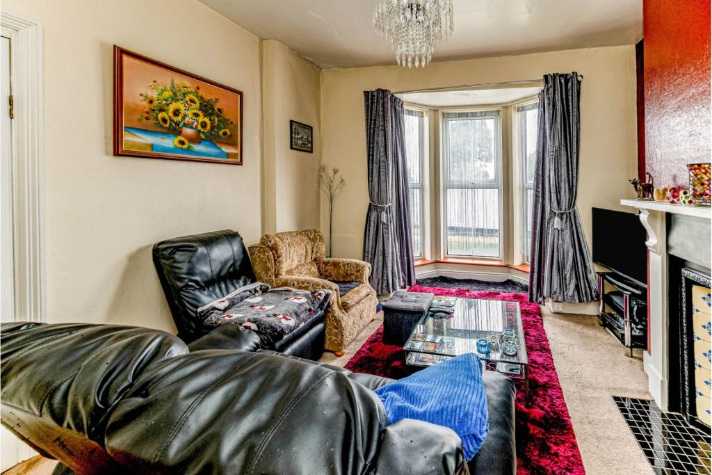 10 bedroom terraced house for sale in Tring Road, Aylesbury, HP20