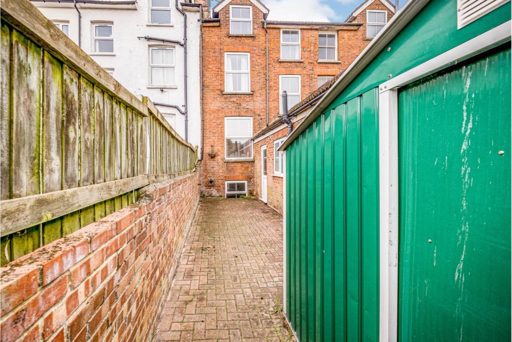 10 bedroom terraced house for sale in Tring Road, Aylesbury, HP20