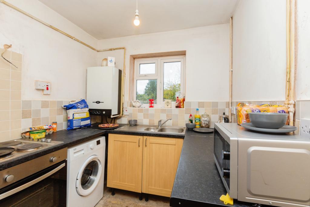 3 bedroom semidetached house for sale in Stonehaven Road, Aylesbury, HP19