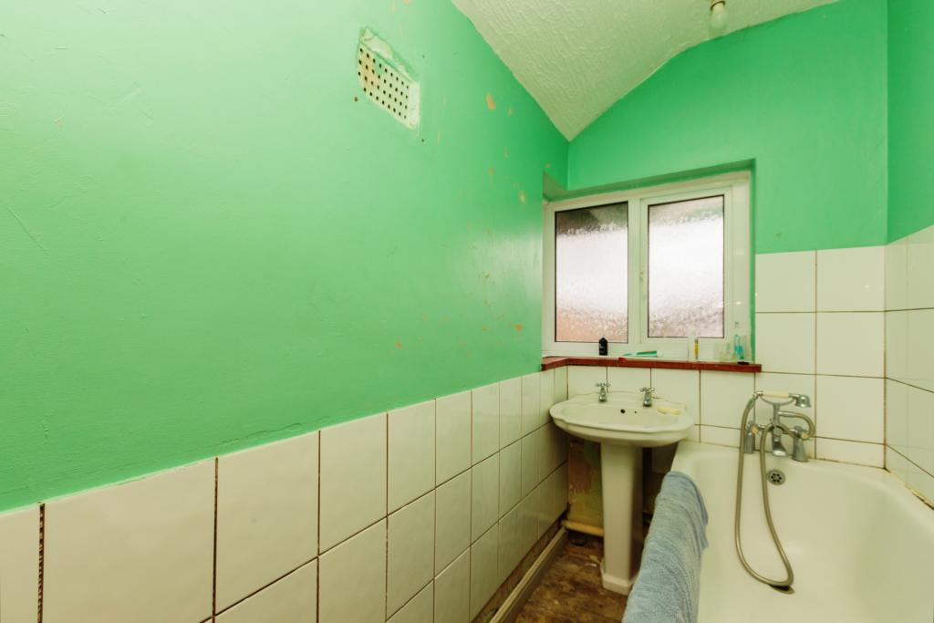 3 bedroom semidetached house for sale in Stonehaven Road, Aylesbury, HP19