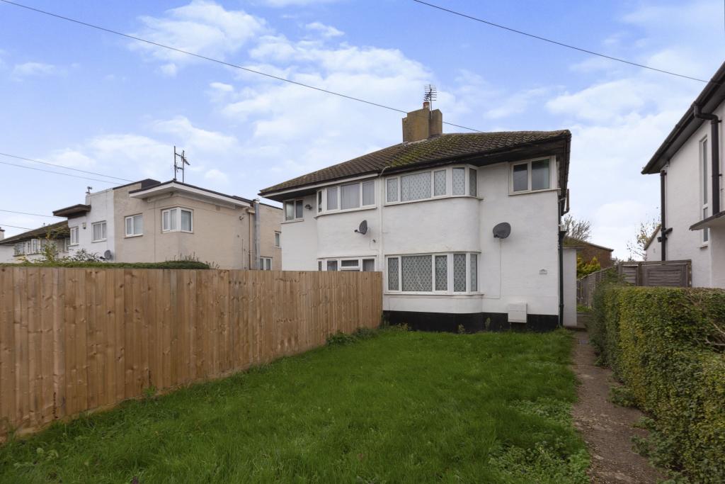 3 bedroom semidetached house for sale in Stonehaven Road, Aylesbury, HP19