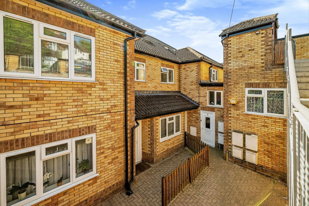 3 bedroom apartment for sale in 32 Booker Lane, High HP12