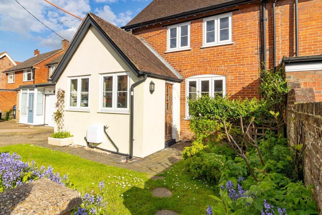 4 bedroom semidetached house for sale in Goldfield Road, Tring, HP23