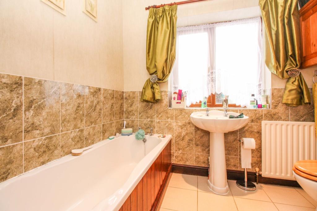 3 bedroom detached bungalow for sale in Lincoln Road, Washingborough