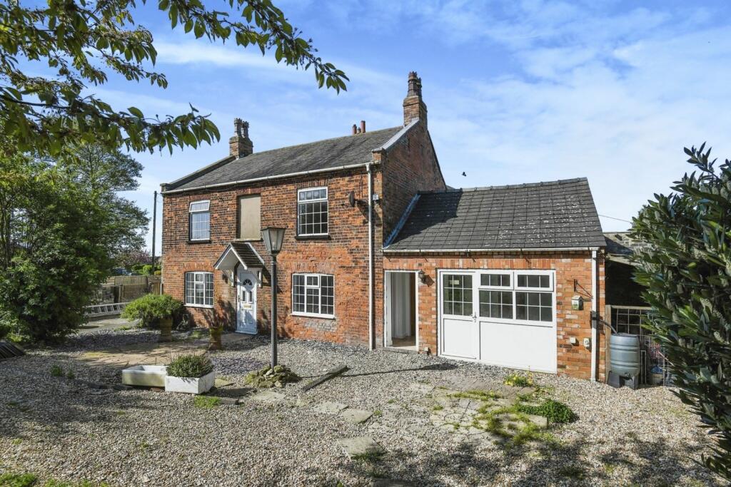 3 bedroom detached house for sale in Church Road martin dales, Woodhall
