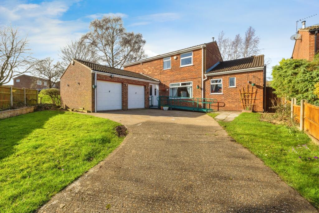 4 bedroom detached house for sale in Reading Close, Washingborough