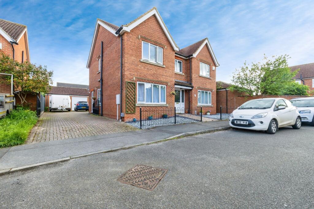 4 bedroom detached house for sale in Farm View, Welton, Lincoln, LN2