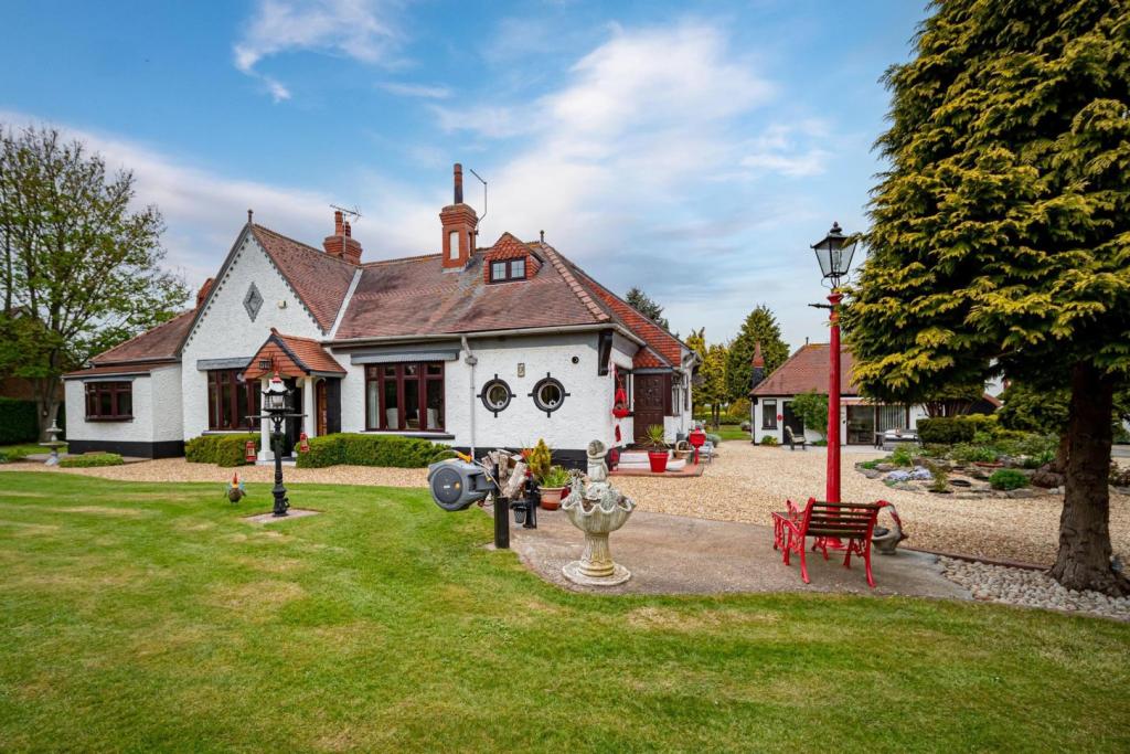 4 bedroom detached house for sale in Main Road, Camerton, HU12