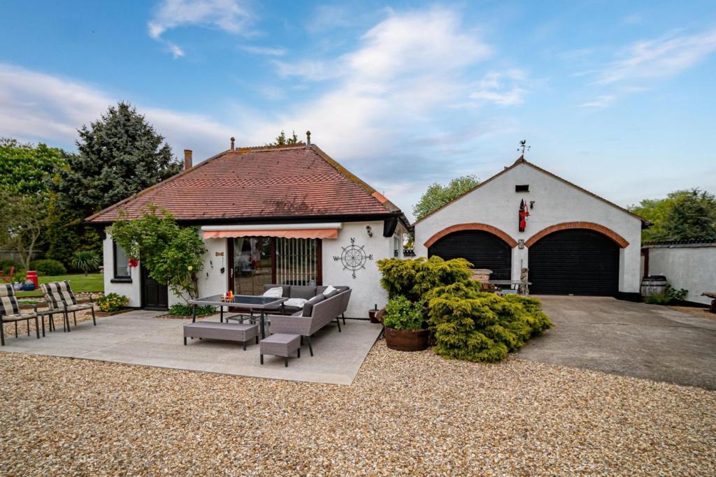 4 bedroom detached house for sale in Main Road, Camerton, HU12