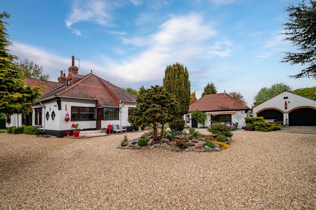 4 bedroom detached house for sale in Main Road, Camerton, HU12