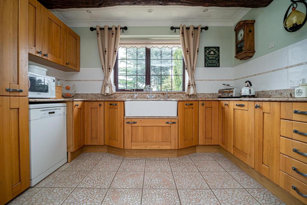 4 bedroom detached house for sale in Main Road, Camerton, HU12