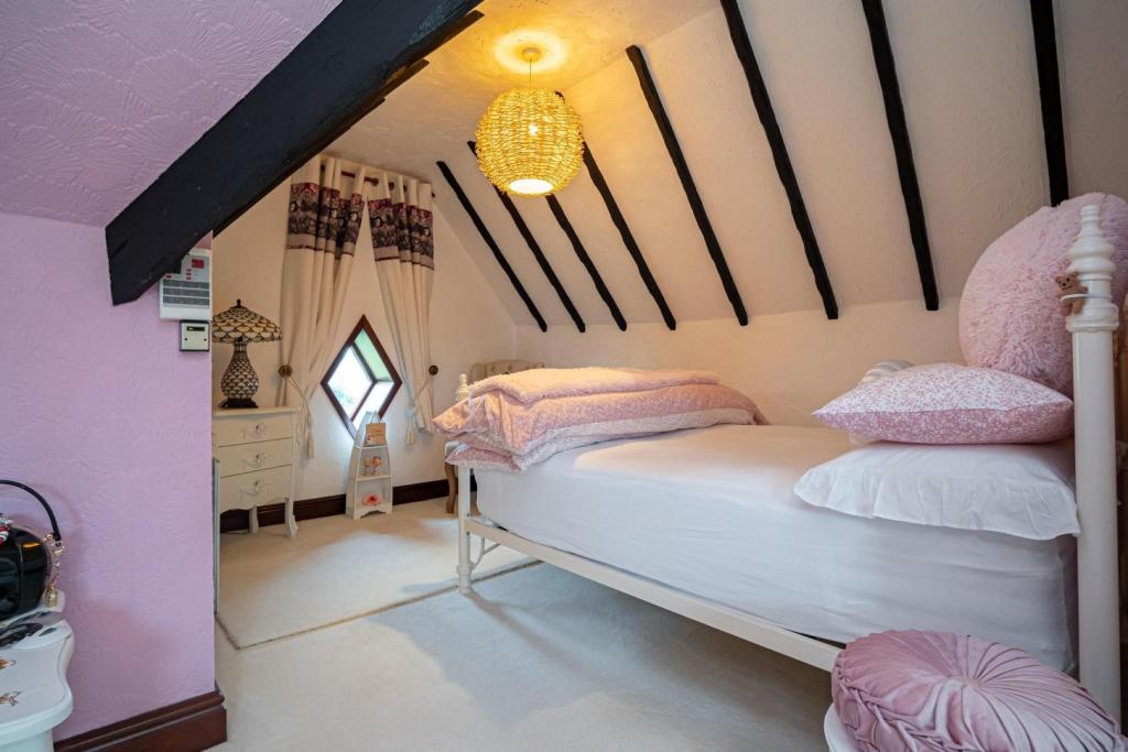 4 bedroom detached house for sale in Main Road, Camerton, HU12