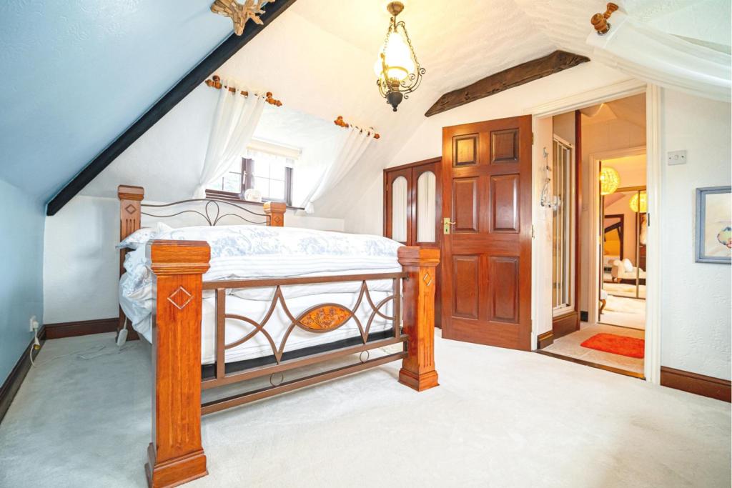 4 bedroom detached house for sale in Main Road, Camerton, HU12