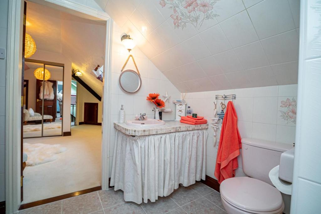 4 bedroom detached house for sale in Main Road, Camerton, HU12