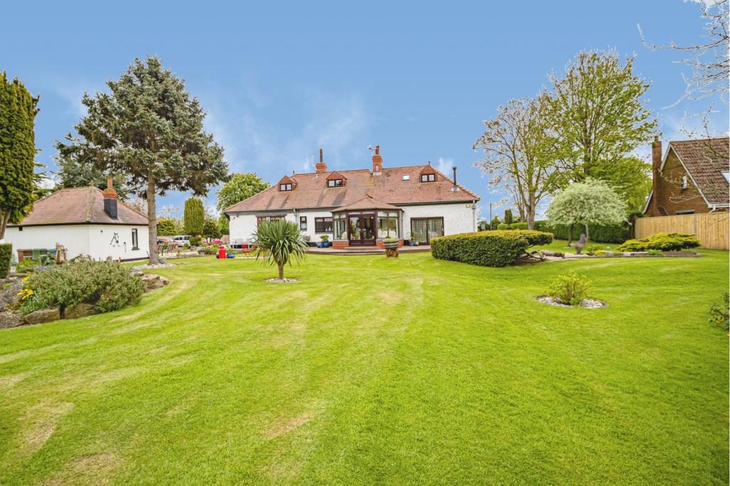 4 bedroom detached house for sale in Main Road, Camerton, HU12