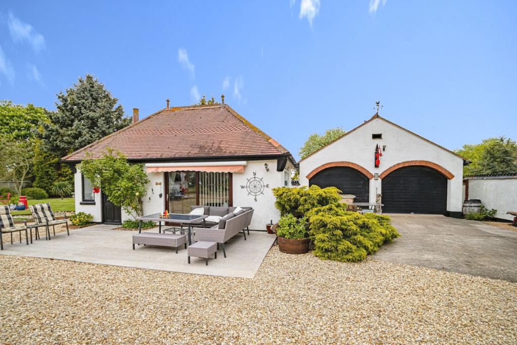 4 bedroom detached house for sale in Main Road, Camerton, HU12