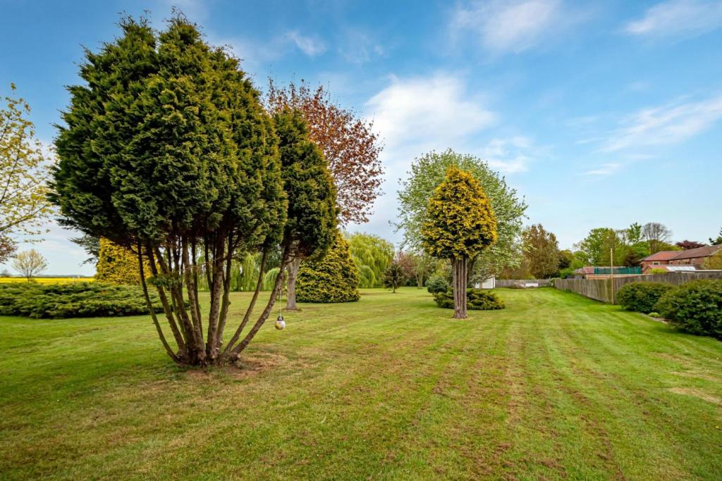 4 bedroom detached house for sale in Main Road, Camerton, HU12