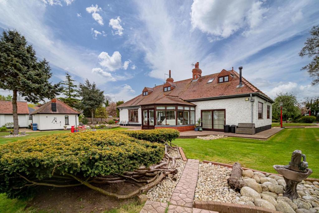 4 bedroom detached house for sale in Main Road, Camerton, HU12