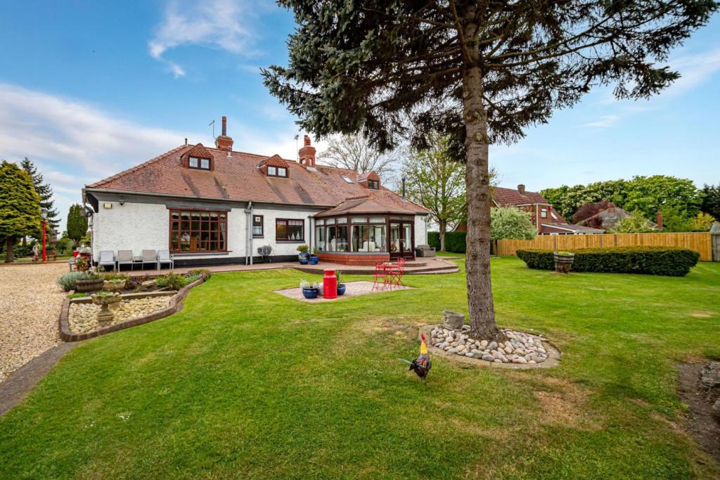 4 bedroom detached house for sale in Main Road, Camerton, HU12