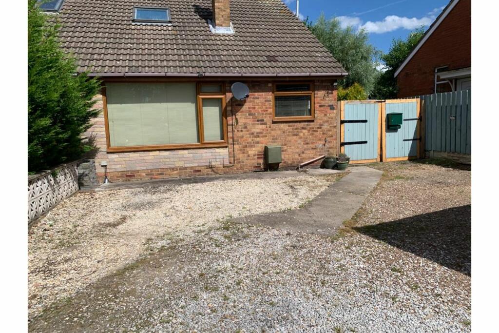 3 bedroom semidetached house for sale in Pine Walk, Gilberdyke, HU15