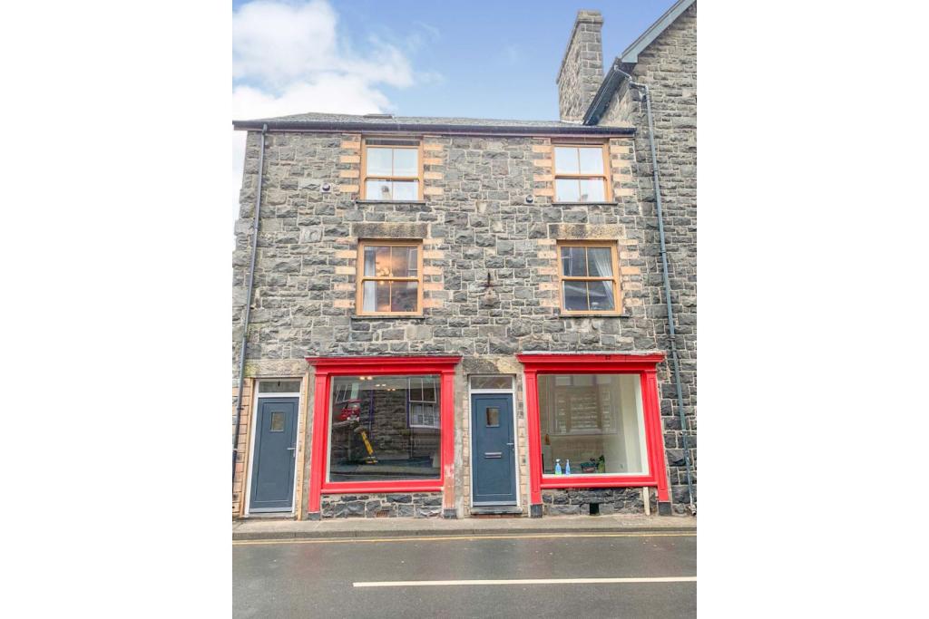 Shop for sale in 2 Smithfield Street, Dolgellau, LL40