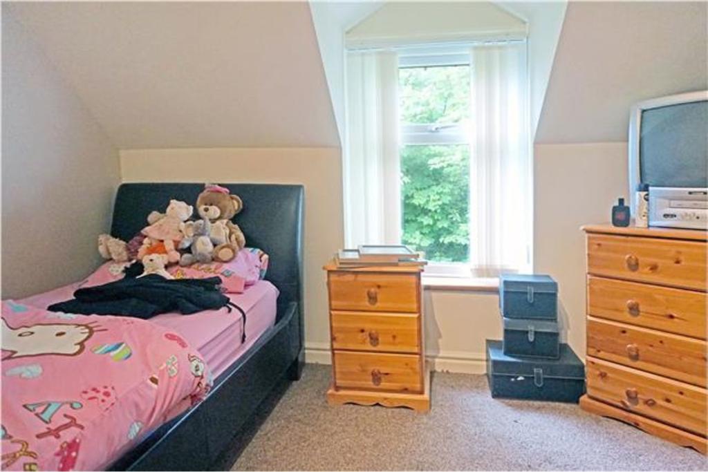 4 bedroom detached house for sale in Gilfach Road, Bryn Pydew, LL31