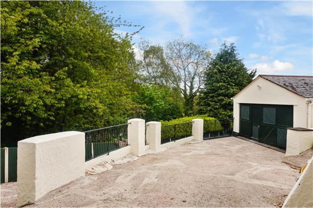 4 bedroom detached house for sale in Gilfach Road, Bryn Pydew, LL31