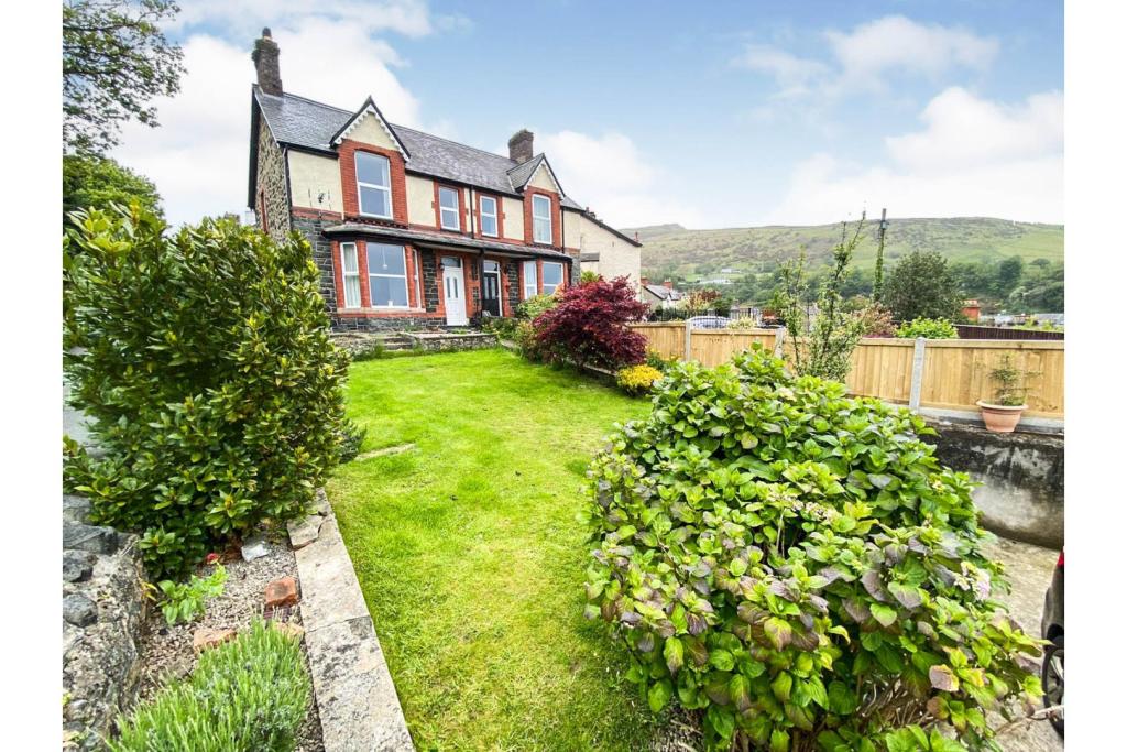 3 bedroom semidetached house for sale in Fron Crescent, Llanfairfechan