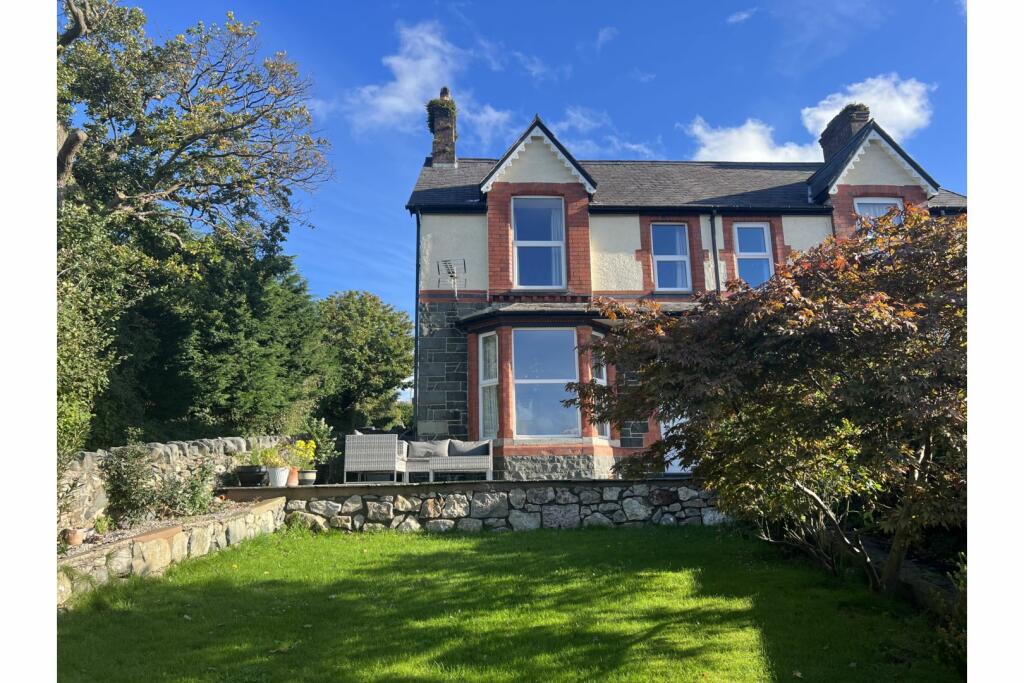 3 bedroom semidetached house for sale in Fron Crescent, Llanfairfechan