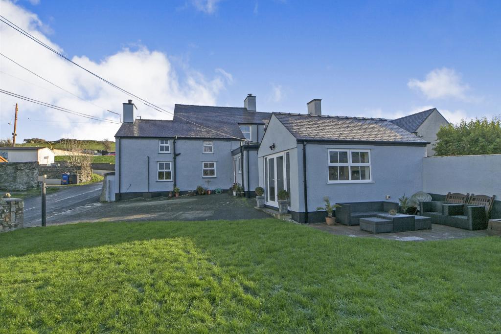4 bedroom end of terrace house for sale in Carreglefn, Amlwch, LL68
