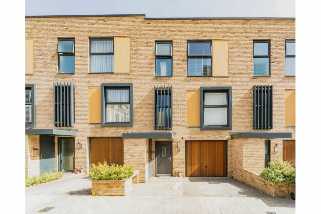 4 bedroom town house for sale in Greer Garson Road, Uxbridge, UB9