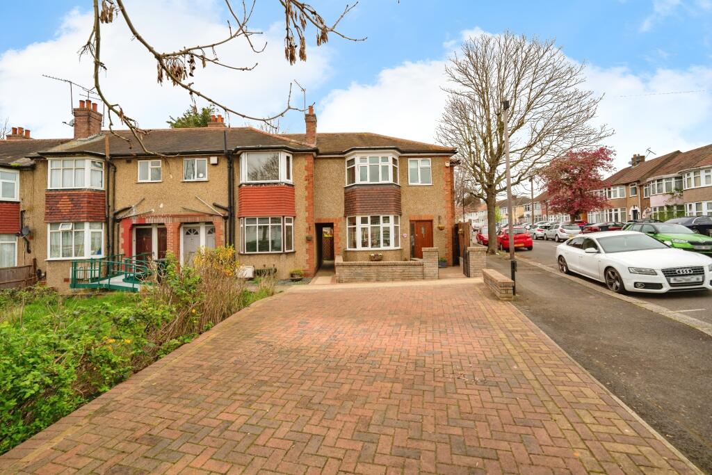 3 bedroom end of terrace house for sale in Reading Road, Northolt, UB5