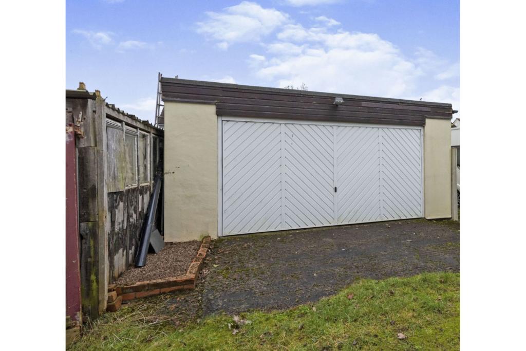 4 bedroom semidetached house for sale in Bewdley Road North, Stourport