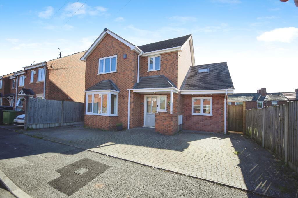 5 bedroom detached house