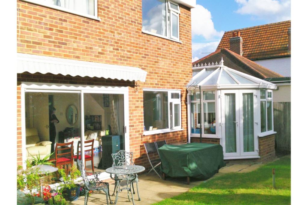 3 bedroom detached house for sale in Clarkes Avenue, Worcester Park, KT4