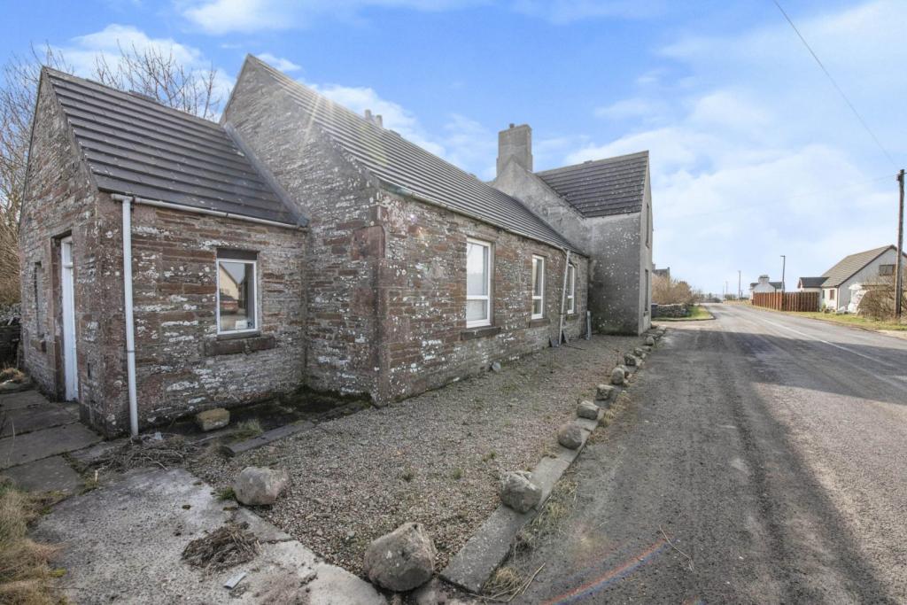 3 bedroom detached house for sale in Mey, Thurso, KW14