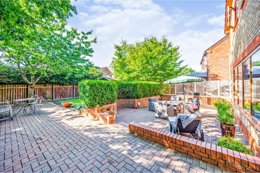 4 bedroom detached house for sale in Farndale Close, Warrington, WA5