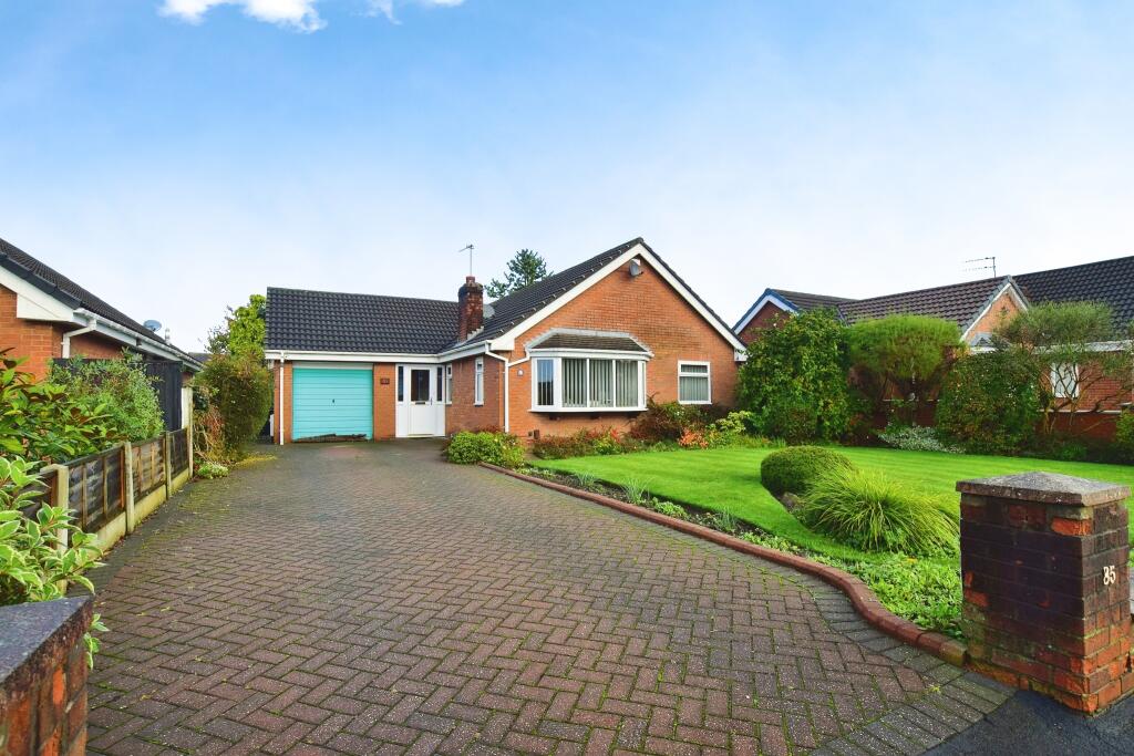 3 bedroom detached bungalow for sale in Shaftesbury Avenue, Altrincham, WA15