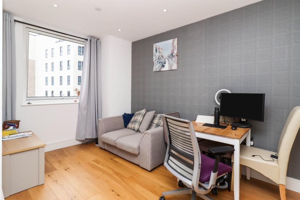 Studio flat for sale in 292298 High Street, Slough, SL1