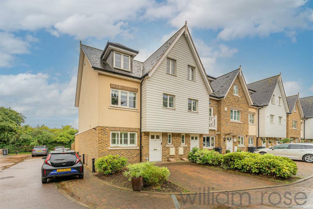 4 bedroom semidetached house for sale in Bradfords Close, Buckhurst