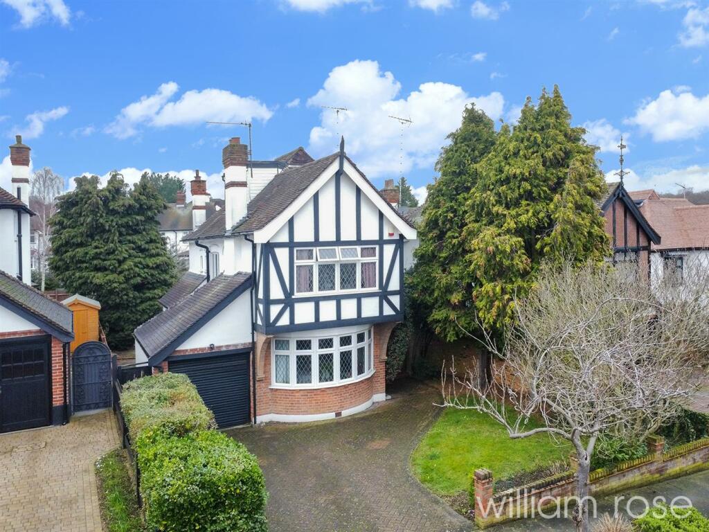 3 bedroom detached house for sale in Malvern Drive, Woodford Green, IG8