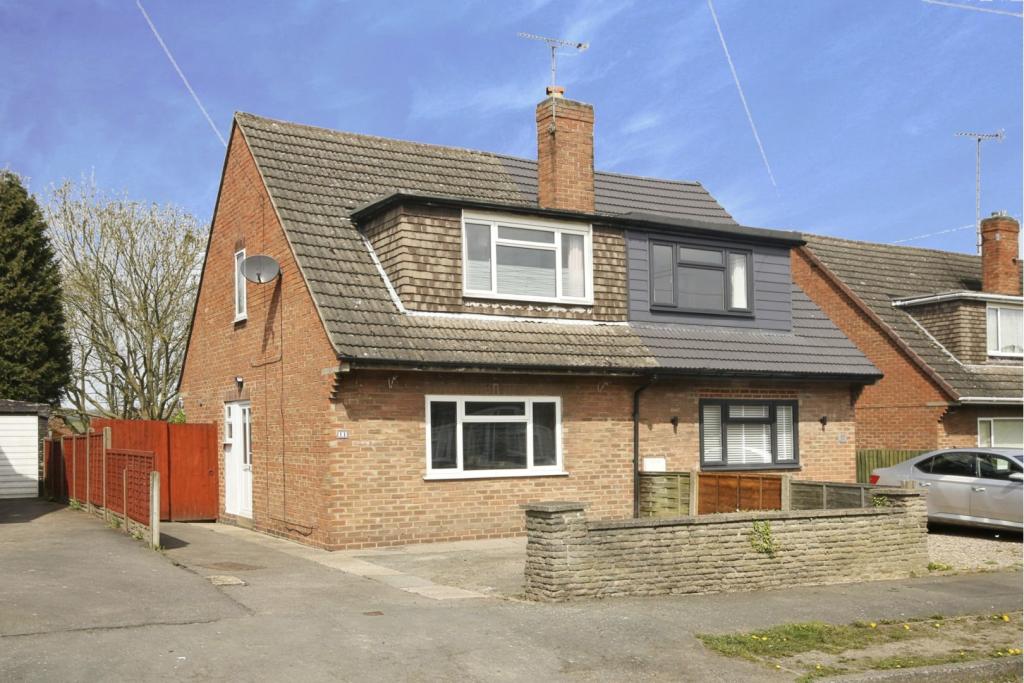 3 bedroom semidetached house for sale in Guildford Avenue, Swadlincote