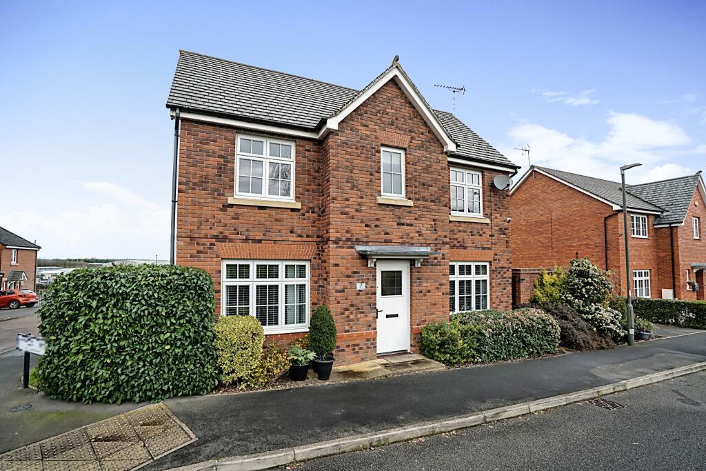 4 bedroom detached house for sale in Newman Drive, Swadlincote, DE11