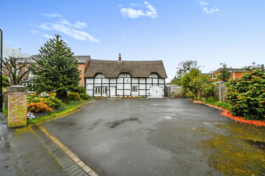4 bedroom detached house for sale in Post Office Road, Burtonontrent