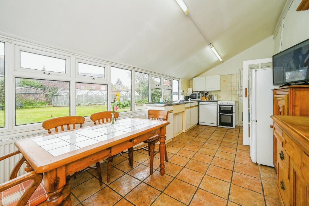 4 bedroom detached house for sale in Post Office Road, Burtonontrent