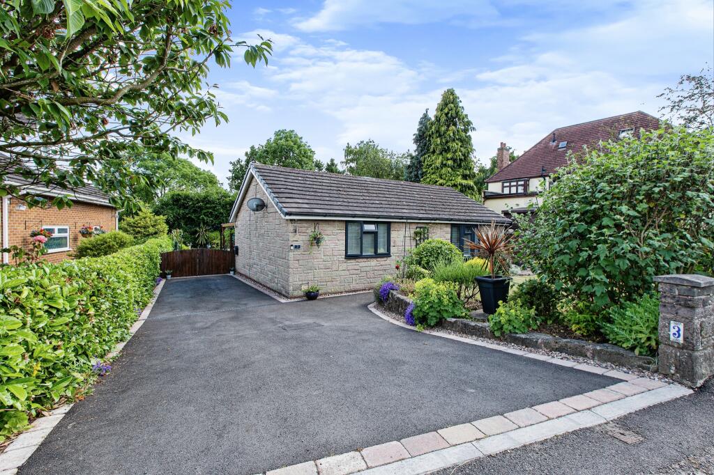 3 bedroom detached bungalow for sale in Hallfieldgate Lane, Shirland