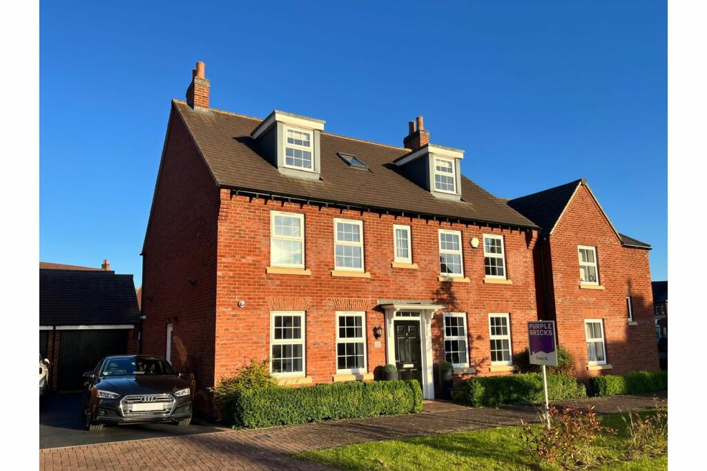 5 bedroom detached house for sale in Spinney Lane, Drakelow, DE15